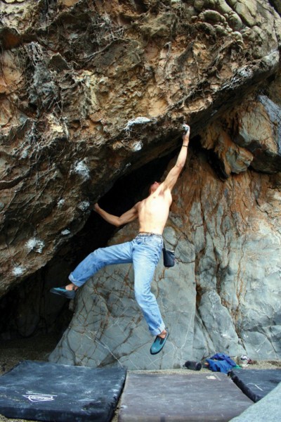 Kevin Jorgeson does first ascent of The Cave &#40;V6&#41;.