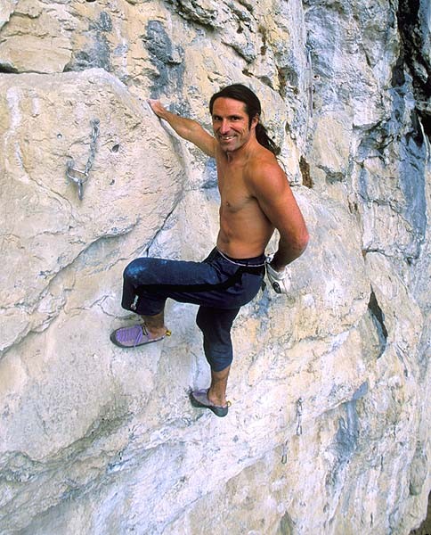 Alex Huber, durante una escalada. /DESNIVEL