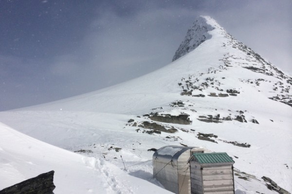 4.1 sapphire col hut with castor in the background